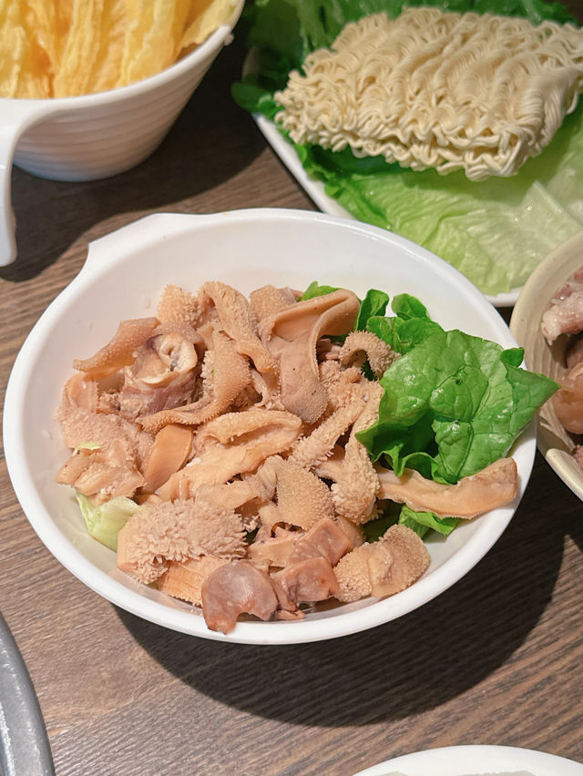 「毛記海南東山羊x靚靚」，主打新鮮不隔夜即切羊肉，重點係用炭爐火鍋，羊肉湯底更熬足6個鐘，夠晒暖笠笠🔥🔥