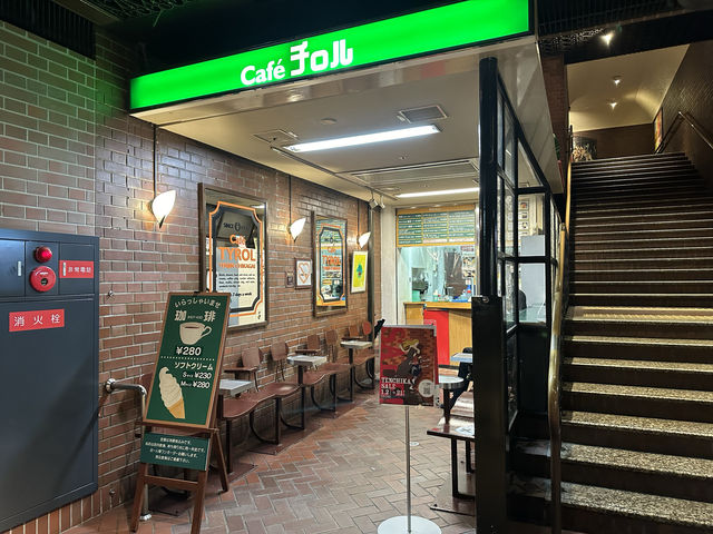 福岡・天神。地下鉄駅改札前のコンパクトなカフェ『チロル』