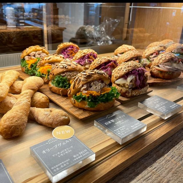 【パン屋巡り】東京 三軒茶屋 ジュウニブンベーカリー三軒茶屋本店 広々とした店内でのんびりと過ごせるパン屋