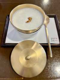 ソウル西村、真鍮の輝く器でいただく茶菓子。素敵な展示ルームも