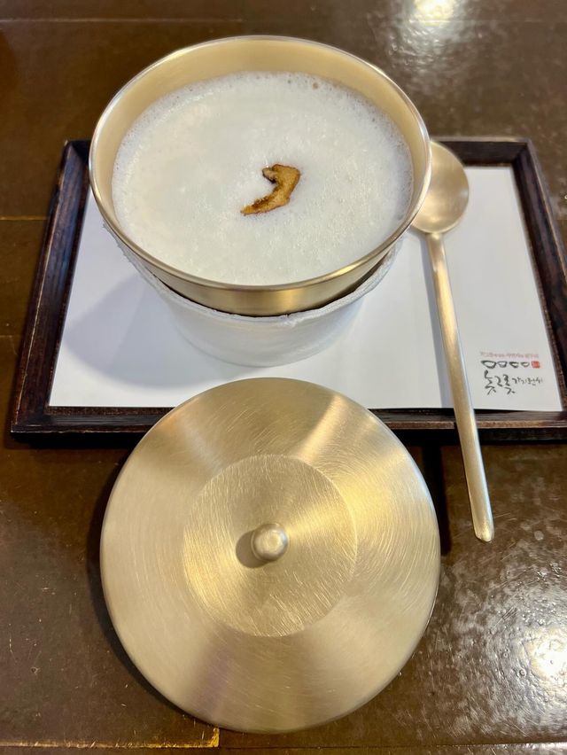 ソウル西村、真鍮の輝く器でいただく茶菓子。素敵な展示ルームも