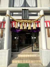 【八津御嶽神社/東京都】美術館風の建物とステンドグラスがある神社