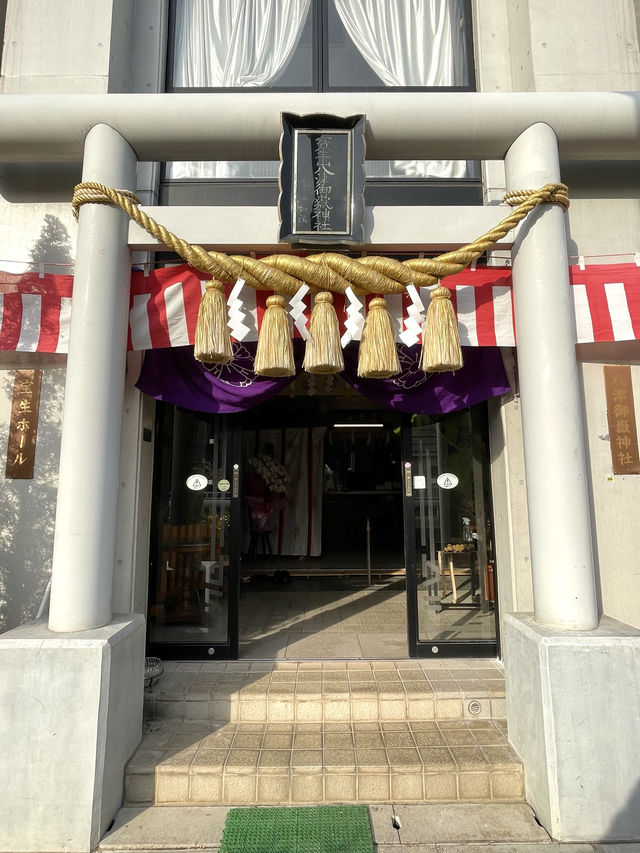 【八津御嶽神社/東京都】美術館風の建物とステンドグラスがある神社
