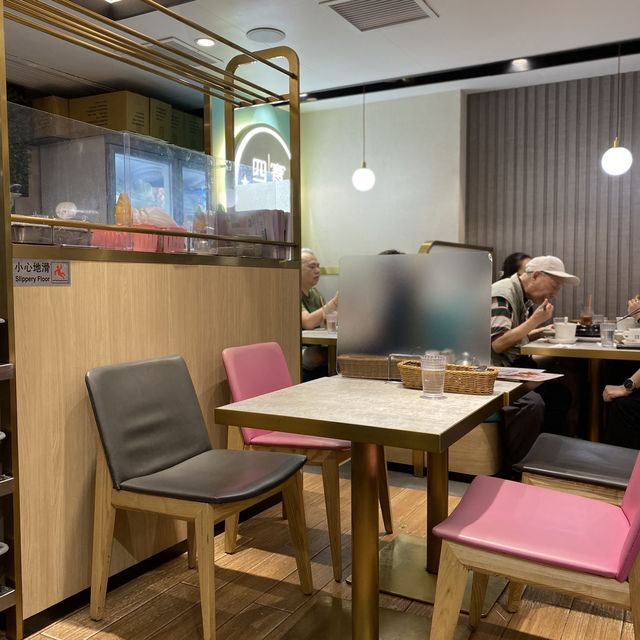 北角四寶食堂 養生燉湯套餐$88起，加購前菜+飲品$28。食到飽飽兩人$250左右