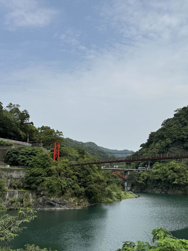 【臺北景點】烏來瀑布：壯觀瀑布，觀景餐廳，陰雨天也能享受美感。適合下午茶