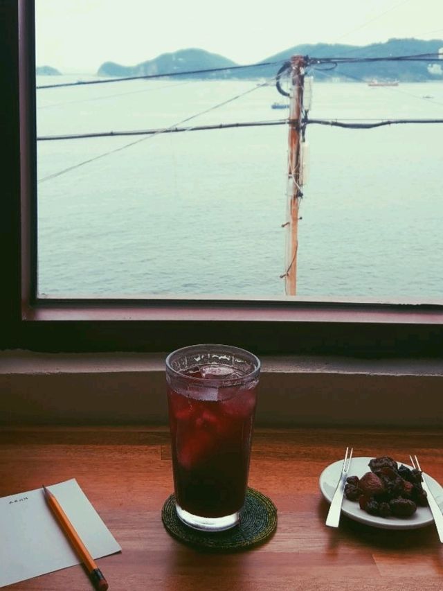 바다, 파도 소리, 책 한 권을 모두 함께 즐길 수 있는 손목서가