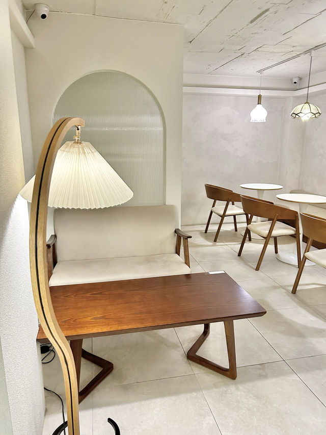 まるで絵画のようなオシャレパンが食べれるホンデカフェ🌙