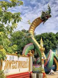 มาชมความงดงามของพระธาตุและพญานาคสีรุ้ง