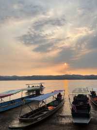 ล่องเรือชม วัดกลางน้ำ เมืองบาดาล สังขละบุรี