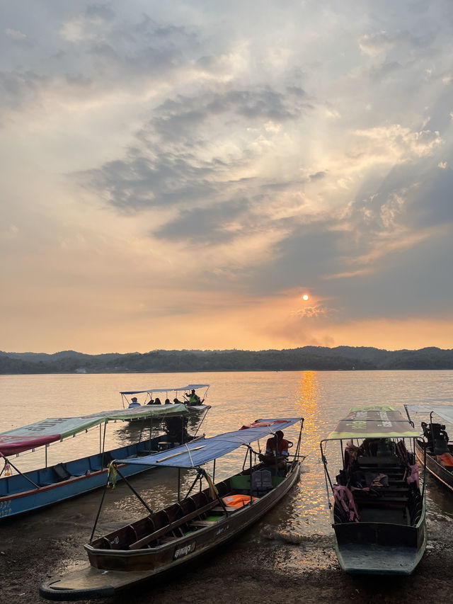 ล่องเรือชม วัดกลางน้ำ เมืองบาดาล สังขละบุรี