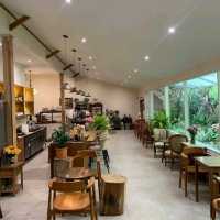 คาเฟ่ฟิลสวน Basket coffee and croissant