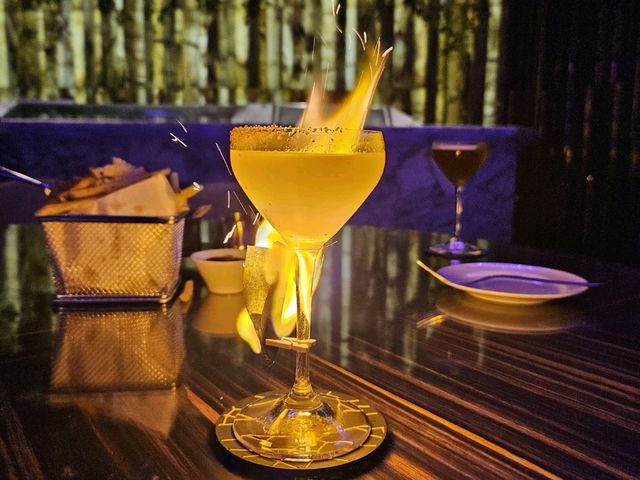 站在118層樓高空的天台酒吧