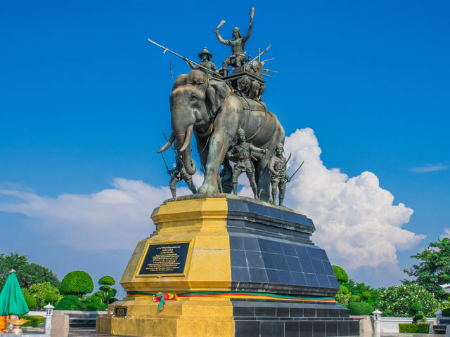พระราชานุสาวรีย์สมเด็จพระสุริโยทัย