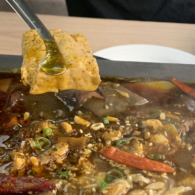 像藝廊一樣的烤魚餐廳？！美味又有沙發座位