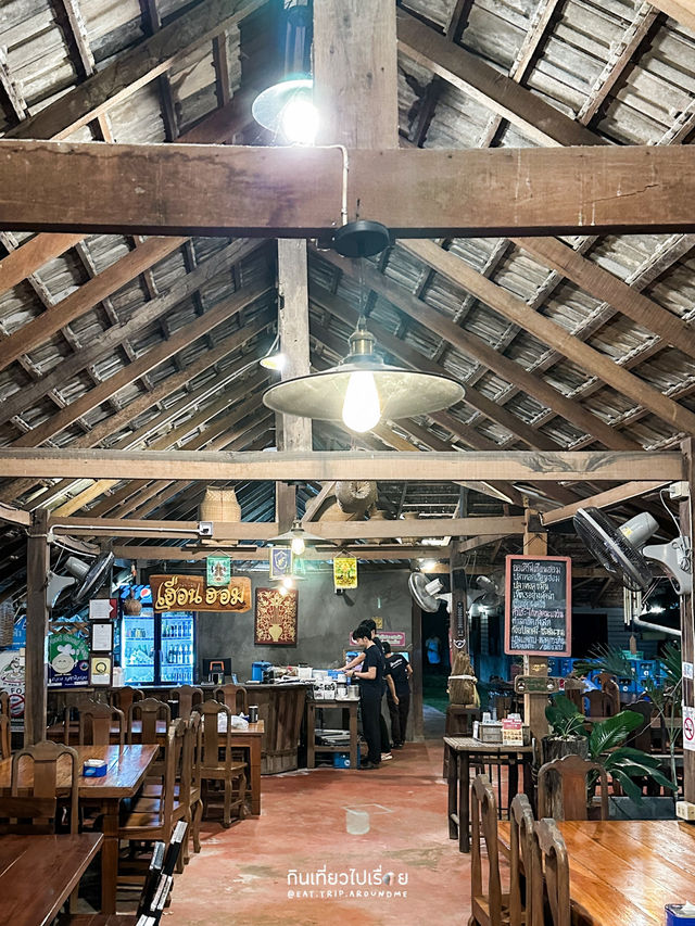 มื้อค่ำในตัวเมืองน่าน ผัดต้นอ่อนทานตะวันอร่อยดี