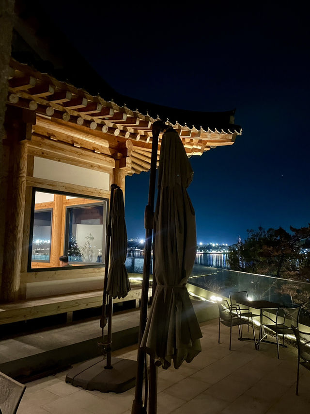 호수 앞 한옥 카페, 경주 "LLOW"