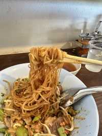 ร้านก๋วยเตี๋ยวหมูเลียงร่มไม้