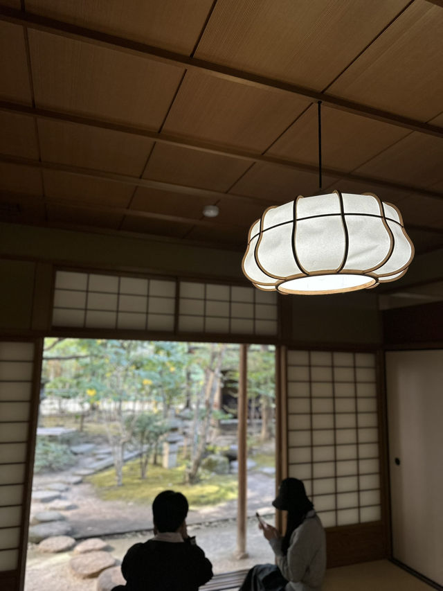 駅からほど近いオフィス街にある日本庭園