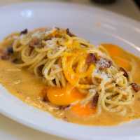 Huus Plate: A Cozy Bangkok Cafe with Festive Vibes and Artistic Flair