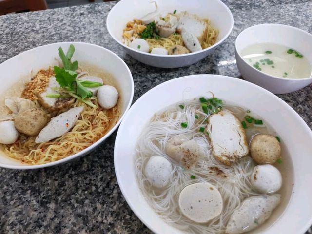 ก๋วยเตี๋ยวเมืองแปดริ้ว ลูกชิ้น คือ ดีจริง อร่อยมาก
