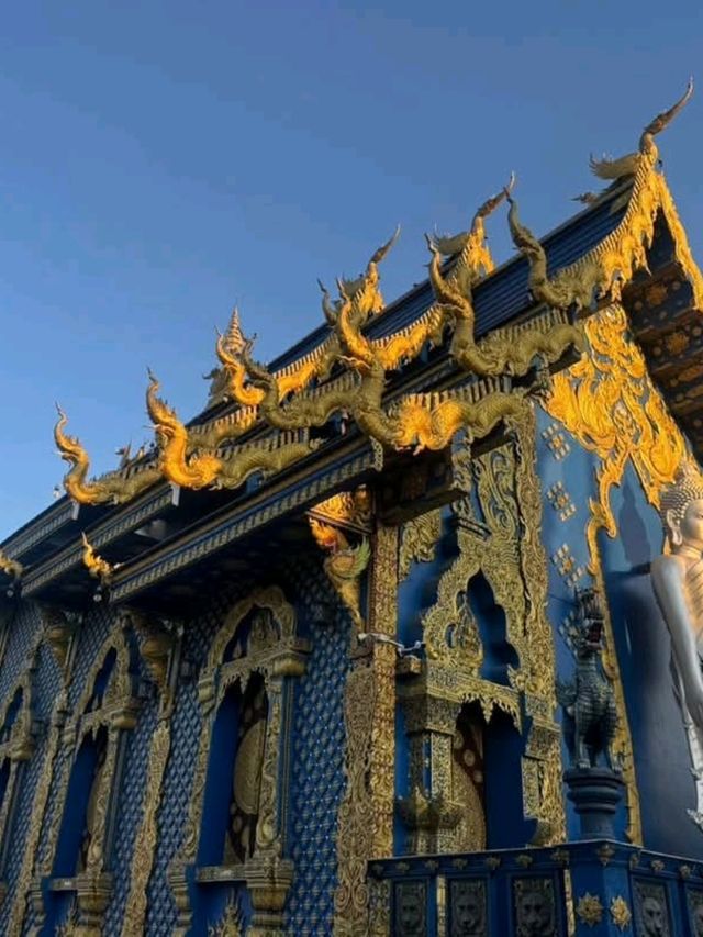 清萊藍廟，色彩斑斕的耀眼湛藍廟宇