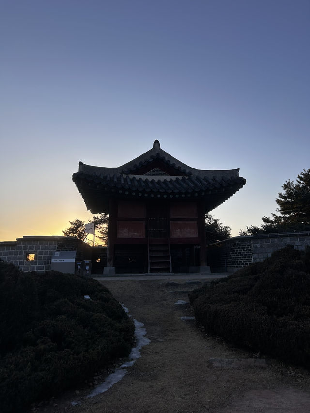 수원화성 북서쪽의 웅장한 성곽 시설 3층 화포대가 복원된 조선 시대 군사 요충지 서포루🇰🇷