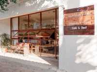 รีวิวที่พักเกาะล้าน •เผลอสุขใจ คาเฟ่แอนด์เบด•
