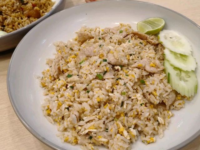 พามาทานบุฟเฟ่ต์สตรีทฟู้ดไทย