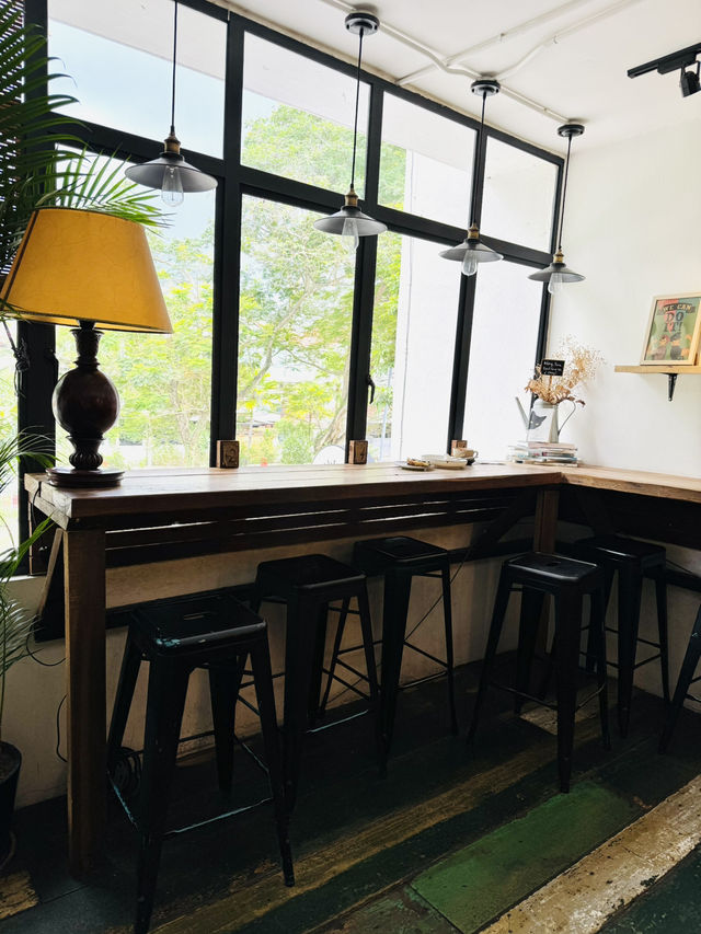 Brunch, Books & Beautiful Corners ☕📖 