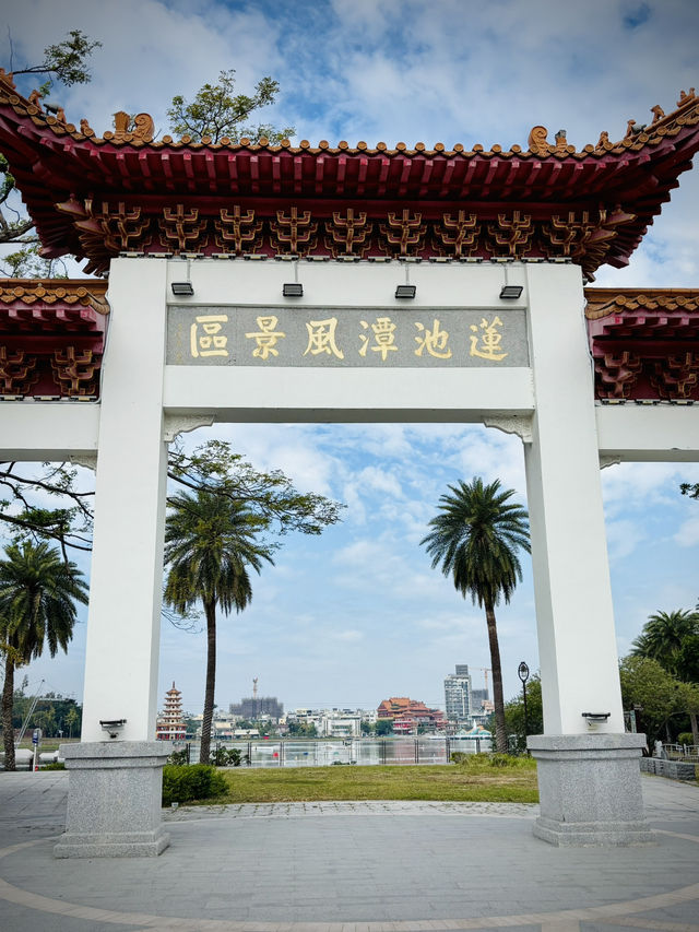 蓮池潭風景區：龍虎相伴的湖畔勝景