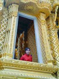 วัดจันทร์ตะวันตก สีเหลืองทองอร่าม งามตระการตา