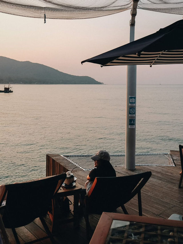 นั่งมองวิวทะเลแล้วมันฮีลใจ 🧡🌊
