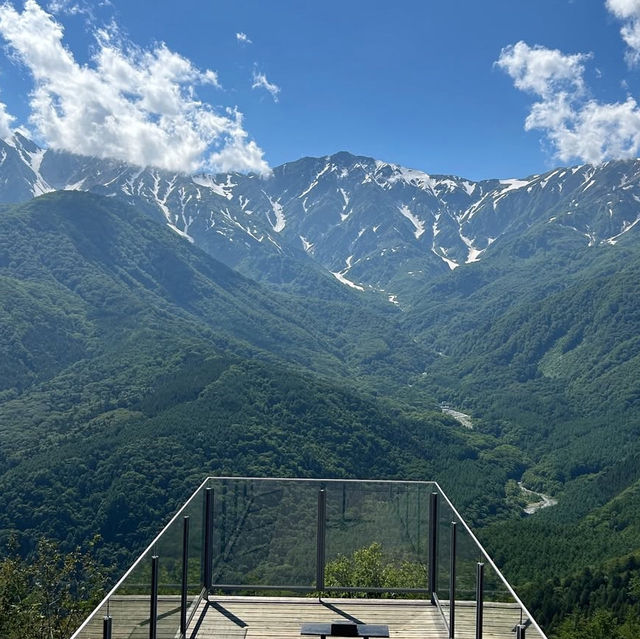 スキーで有名なスポットだけど脳に叩き込まれるまるで異世界の絶景🌳