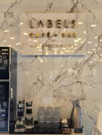  服飾店旁的Cafe