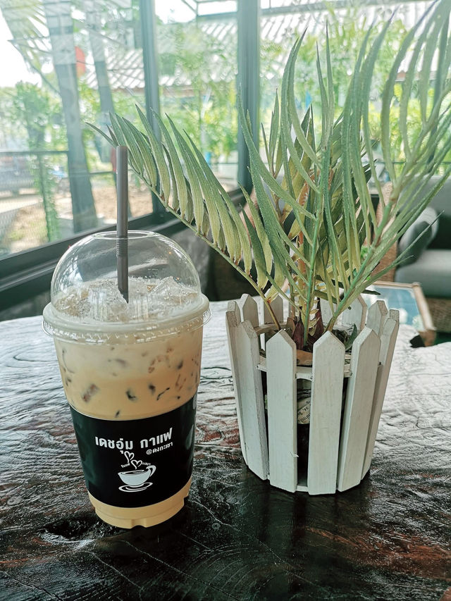 จิบแฟแลนา ที่ร้านเดชอุ่ม กาแฟ