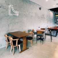 S-Curve Specialty Coffee : คาเฟ่สไตล์มินิมอล