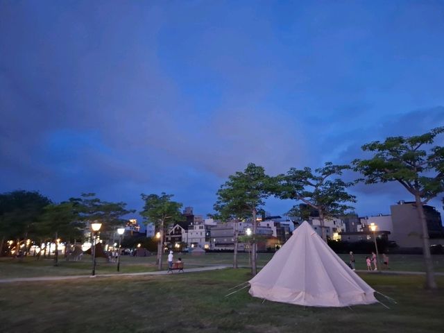 白天可以逛書店買選物，晚上直接走到旁邊公園來場 野餐＋戶外電影！