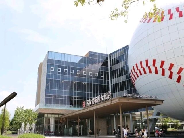 的無邊際泳池、小朋友親子設施、三溫暖、棒球名人堂、馬戲團表演和史努比主題館，讓人玩上一整天也不會覺得無聊喔。