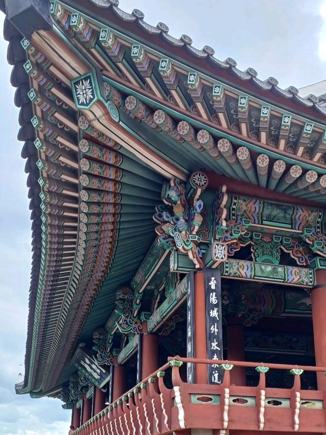 남강을 품은 고풍스러운 누각