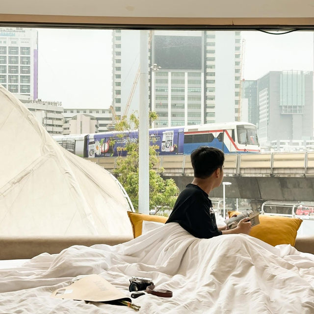 Yello Rooms Hotel ที่พักวิวรถไฟฟ้าสุดปัง