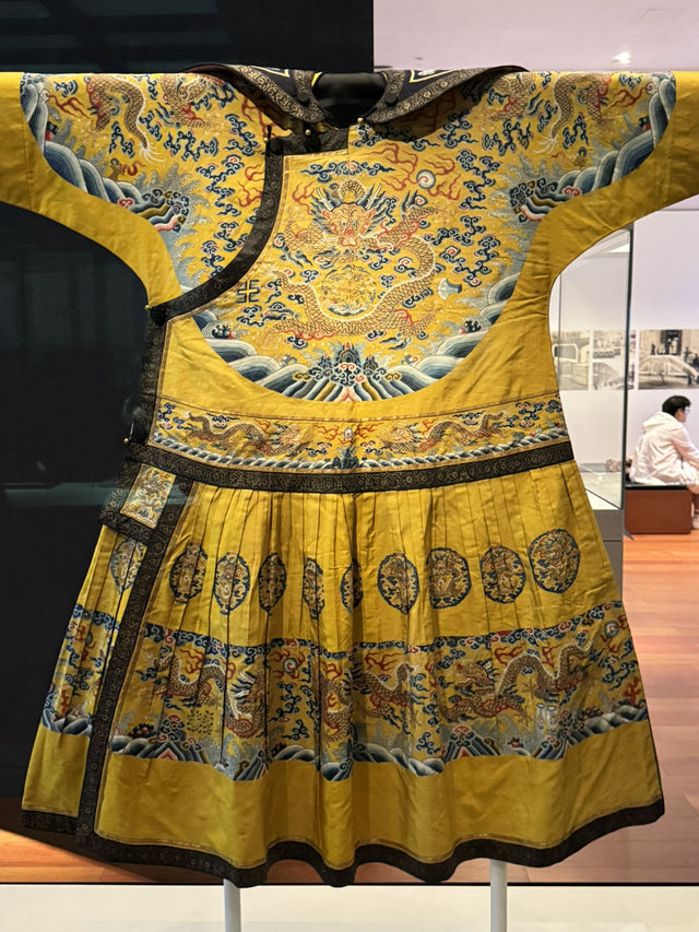【香港】 故宮又有新展覽3：輪換最新藏品：新龍袍、自來鐘！