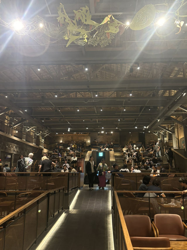 元劇場だった大きなスターバックス