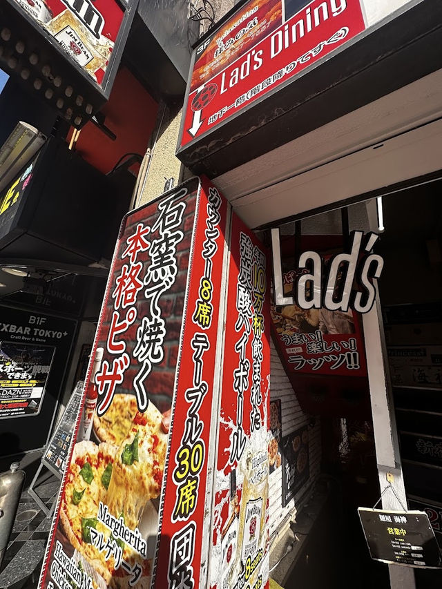 Lad’s Dining 新宿店, All-You-Can-Eat Pizza with a Side of Lively Vibes