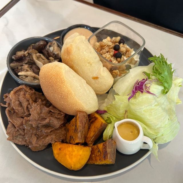 📸 宜蘭最美早午餐？Resort Brew Coffee Co. 光影滿分、飽足感欠奉的小貴系咖啡館
