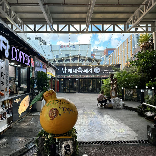 🧡藏在海港城市的美食寶庫！《西歸浦每日市場》：來濟州不吃這裡，等於白來！🦐🍊 