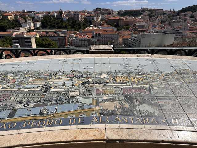 【サン・ペドロ・デ・アルカンタラ展望台（Miradouro de São Pedro de Alcântara）】