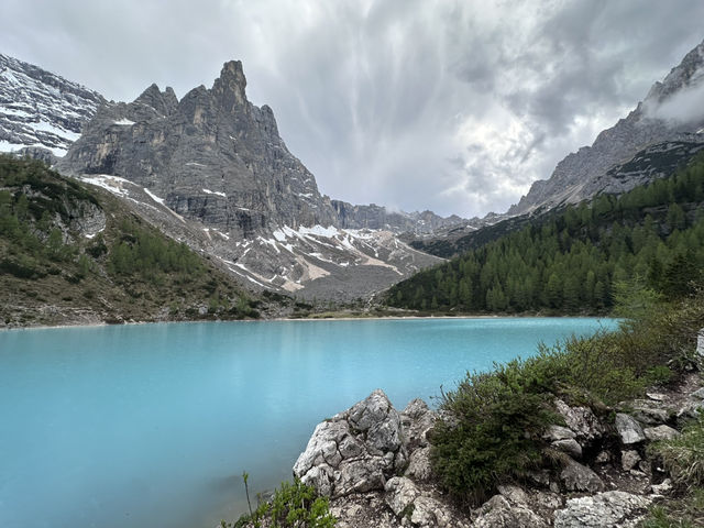 Lago di Sorapis – The Hidden Turquoise Lake of the Dolomites 🇮🇹🏞️