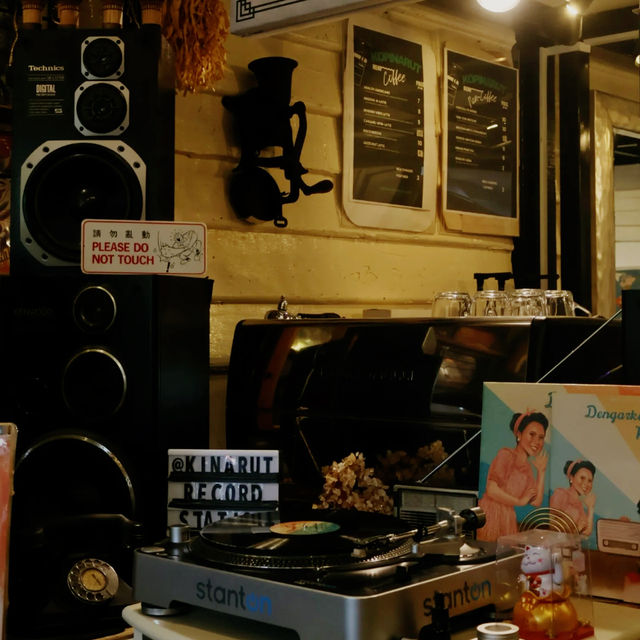 Groove Tracks and Retro Echoes