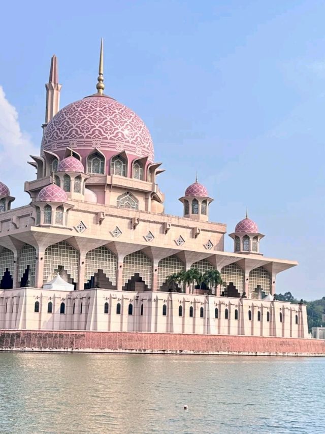 Putra Mosque, Putrajaya – A Modern Marvel with Traditional Charm
