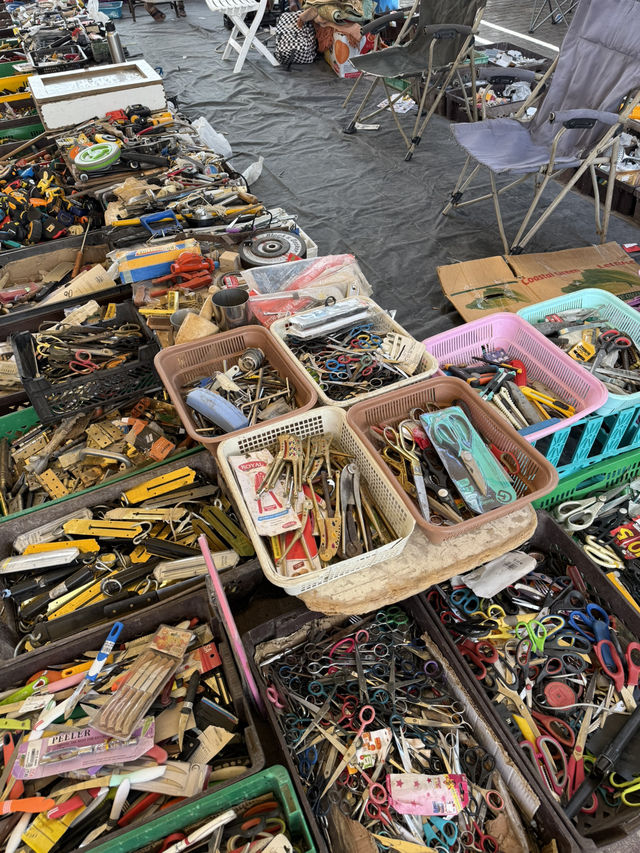 Must-Visit Friday Market Experience in 🇴🇲